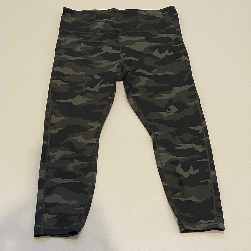 Athleta Ultimate 7/8 Tight Camo Print Leggings